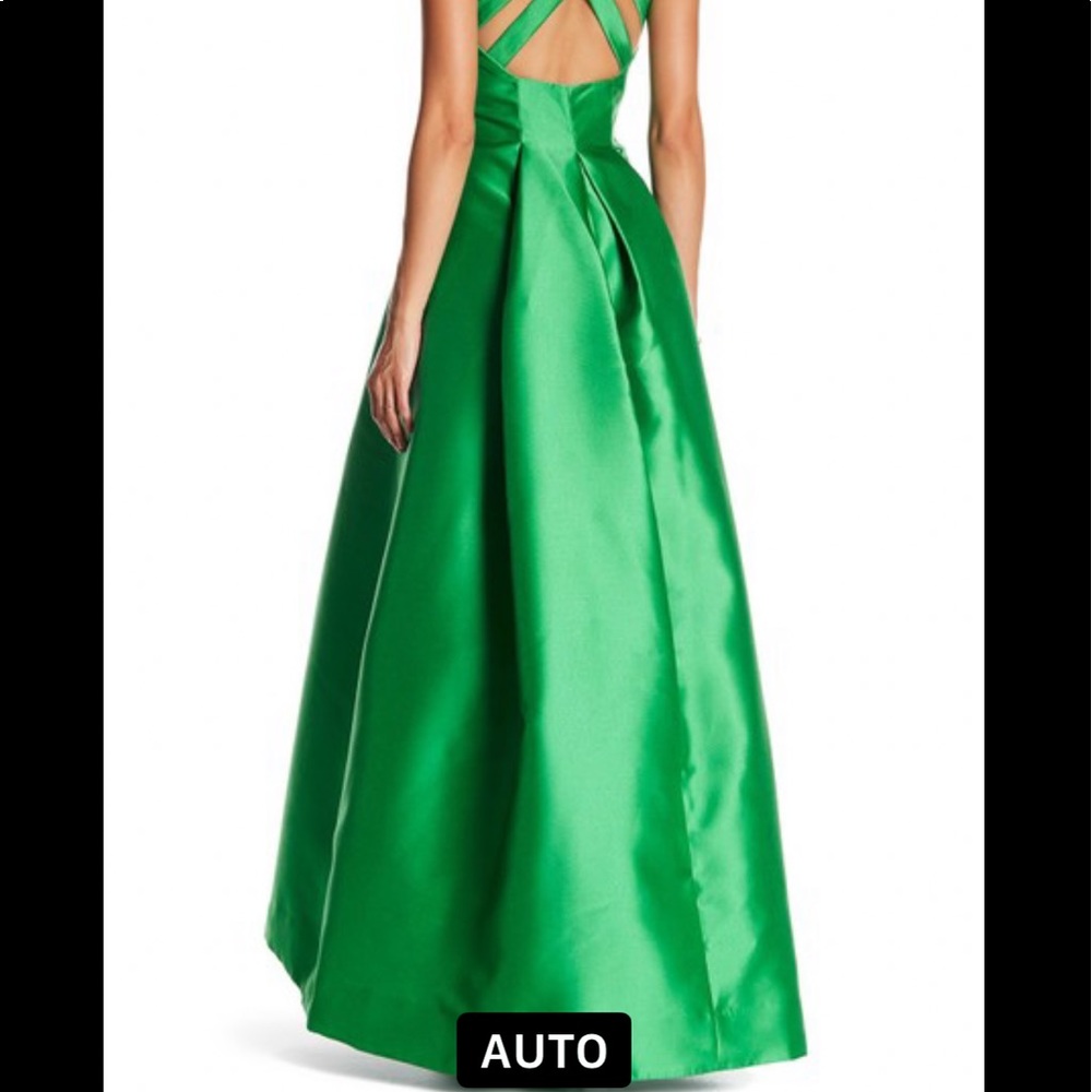 NWT gorgeous Kelly Green
Carmen Marc Valvo
Mikado Crisscross Back Formal Gown 4 - Picture 5 of 8
